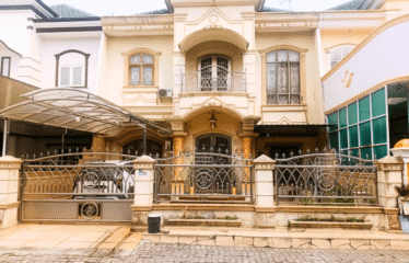 Villa Mewah Komplek Cemara Hijau